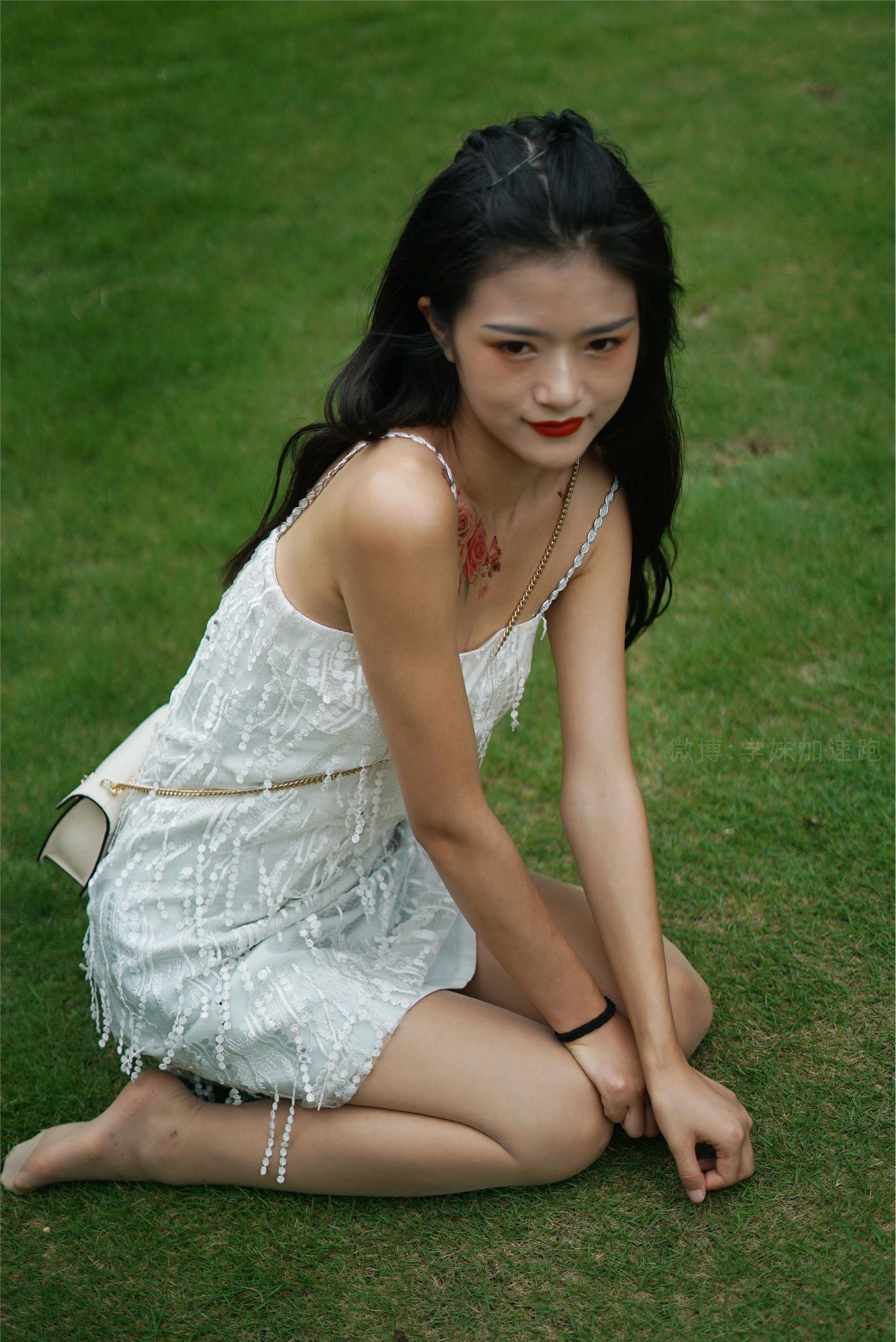 学妹加速跑 XM079《草地上的绿茶jio-鹿酱》